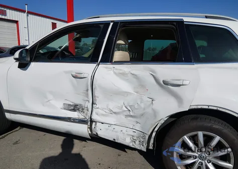 2017 Volkswagen Touareg V6 Sport z USA, uszkodzony, nr VIN WVGEF7BP0HD001110